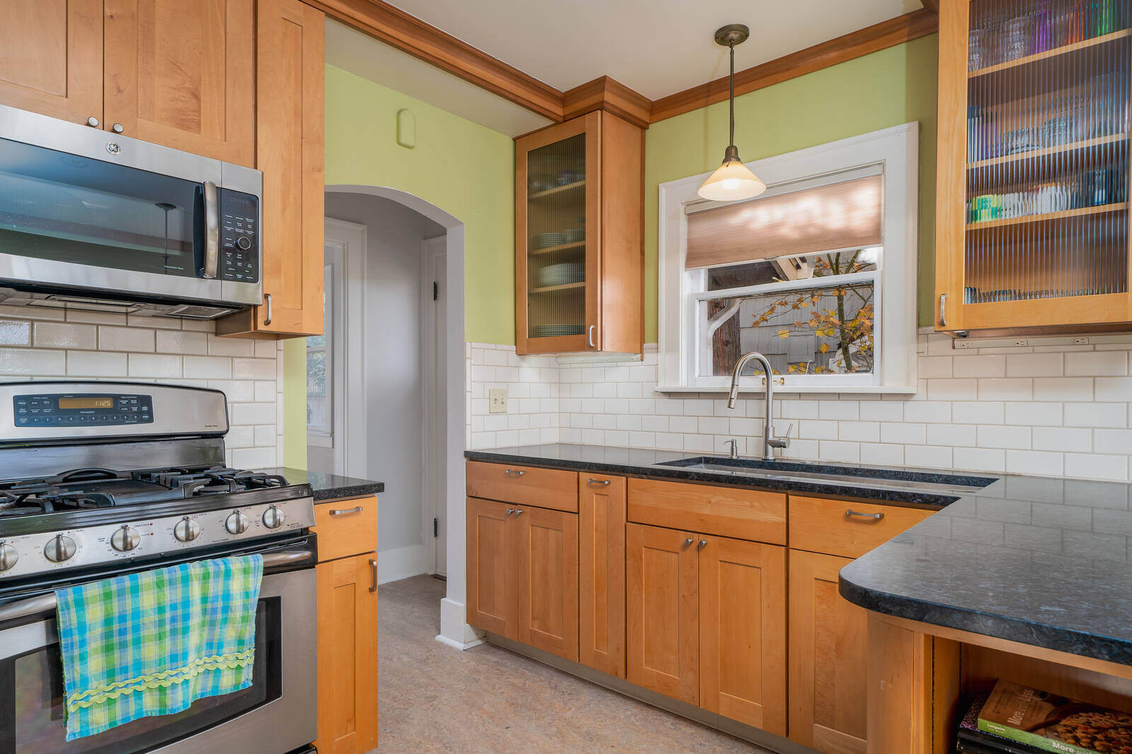 Stylish Seattle kitchen with stainless steel appliances and a modern design by CB Construction